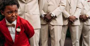 Garotinho chora de emoção no altar ao esperar a mãe, de noiva