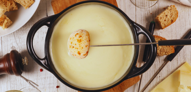 Descubra como fazer o fondue de pão de queijo que vai revolucionar sua janta