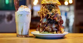 Escale lanches gigantes e cheios de bacon no Big Kahuna Burger