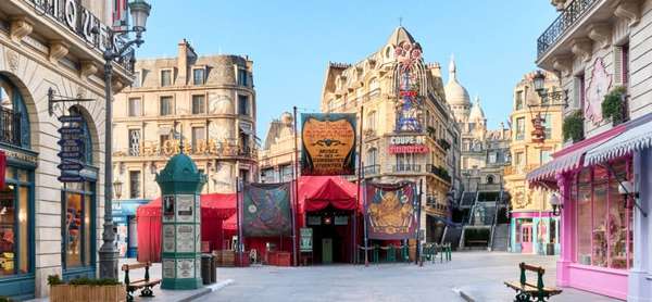 Rua principal da área The Wizarding World of Harry Potter - Ministry of Magic recria a Paris dos anos 1920 no Epic Universe