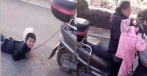 Mãe chinesa amarra o filho a uma moto e o arrasta