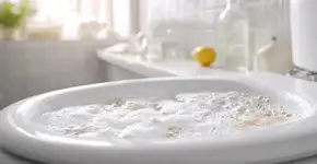 Refrigerante deixa a privada branca sem escovar usando esse truque noturno