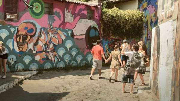 O trio planeja colocar novas placas na cidade em breve (Divulgação/Praia de Paulista)