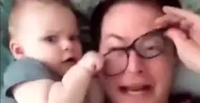 Pai e filho enviam vídeos engraçados para mãe enquanto ela trabalha fora