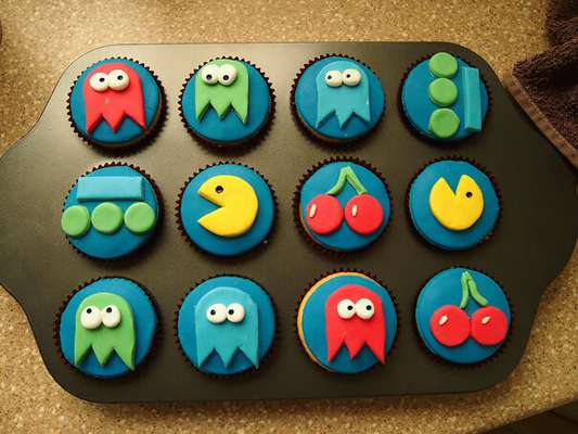 Cupcakes decorados com a carinha do pacman