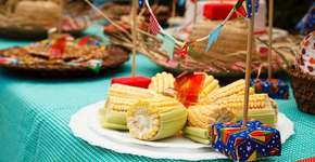 Aprenda a montar uma mesa de quitutes para festa junina gastando pouco