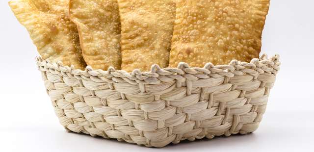 Aprenda a fazer o pastel de feira ideal em casa