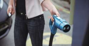 Carregar carro elétrico na chuva oferece riscos?