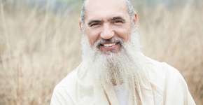 Guru de políticos e famosos, Prem Baba é acusado de abuso sexual