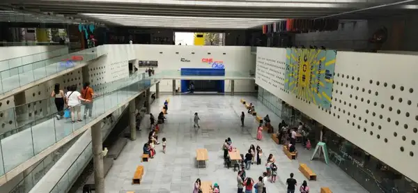 Centro Cultural La Moneda, localizado no subsolo da Plaza de la Ciudadanía, logo abaixo do Palácio de La Moneda