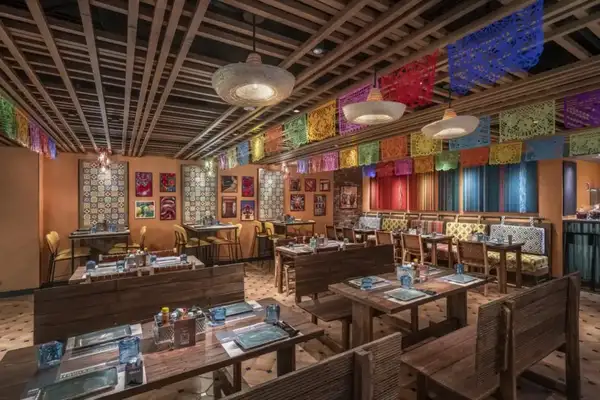 Interior do Hola! Tacos & Cantina