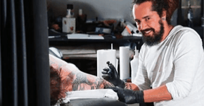 Mulher relata assédio de tatuador, suspeito de importunar mais 15