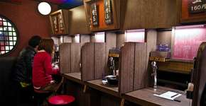 Sem mesa e garçom, restaurante inova em experiência gastronômica