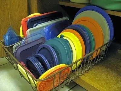 Mantenha todas as tampas de tupperware arrumadas em um escorredor de louça - Imagem: asthecardrackturns.blogspot.com
