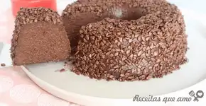 Duvidamos que você vá querer comer apenas um pedaço desse brigadeirão gelado de chocolate