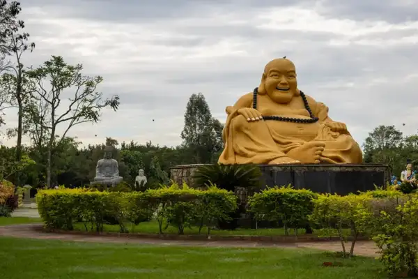 Templo possui três grandes estátuas de Buda 