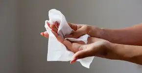 Anvisa recolhe lenços umedecidos contaminados por bactéria