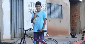 Menino oferece bicicleta em troca de ração para gatos de rua
