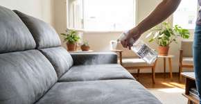 Quase ninguém sabe disso, mas este é o segredo para o líquido não penetrar no sofá de suede