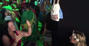 Mulher traduz música para amiga surda durante festival de música