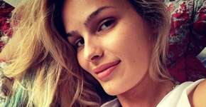 Yasmin Brunet ‘levita’ na praia em exercício de yoga