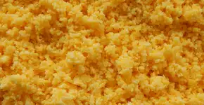 Delicioso cuscuz de frigideira com queijo