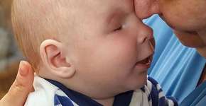 Mãe entrega bebê que nasceu sem os olhos para adoção