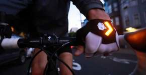 Para ajudar na sinalização, luva para ciclistas funciona como seta