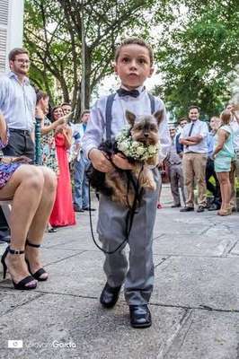 Cachorros de diferentes raças e tamanhos e compõe as fotos do book do casamento ou na própria cerimônia (imagem: Giovani Garcia) 