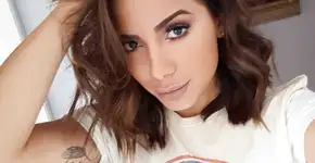 Anitta posta em inglês que comida, comer e gordura a descrevem