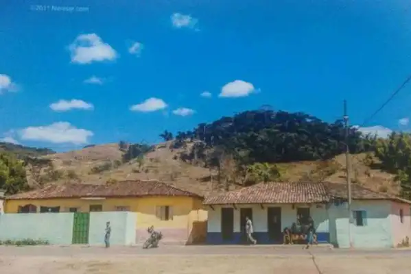 A rua da casa de Carlos antes do rompimento da barragem