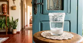 Para que serve colocar um copo de água com sal atrás da porta de casa? Qual o significado?