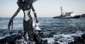 Fotógrafo produz série com figuras assustadoras feitas com lixo