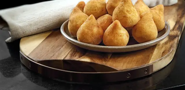 Descubra o sabor incrível da coxinha de frango com massa de batata-doce fit e crocante
