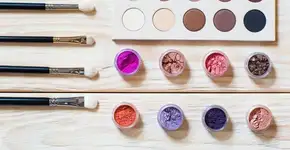 Maquiagem custa caro? Aprenda a fazer seus próprios produtos em casa