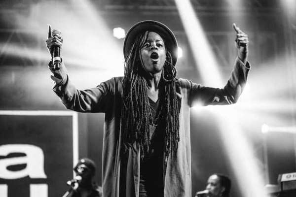 As mina tem poder: Akua Naru