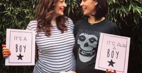 Casal de mulheres anuncia que as duas estão grávidas de meninos