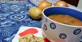 Inove na hora da sopa: caldo de cebola e batata