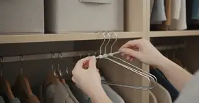 Armário lotado ganha espaço para o triplo de peças com essa ideia simples de cabides