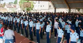 Escola cívico-militar no SP altera rotina com disciplina e civismo