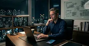 Por que os sujeitos mais competentes no emprego são geralmente os mais solitários em suas vidas íntimas, e não é soberba ou cansaço, é que a competência silenciosamente os ensinou a resolver tudo sozinhos muito antes de perceberem que resolver as coisas sozinhos era o verdadeiro problema