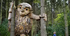 Crianças encontram gigantes de madeira em floresta na Dinamarca