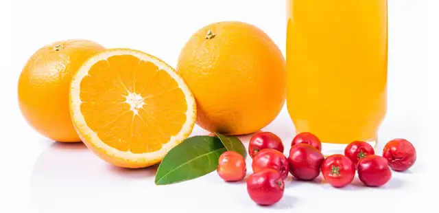 Experimente fazer suco de acerola com laranja para o calorão