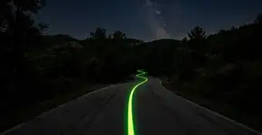 A Malásia substituiu os postes de iluminação por estradas que brilham no escuro