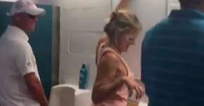 Vídeo bizarro mostra que é possível mulher fazer xixi em pé