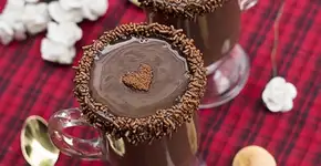 Chocolate quente cremoso: a receita que vai aquecer seu inverno
