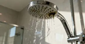 Pressão fraca no banho? A solução está na sua cozinha