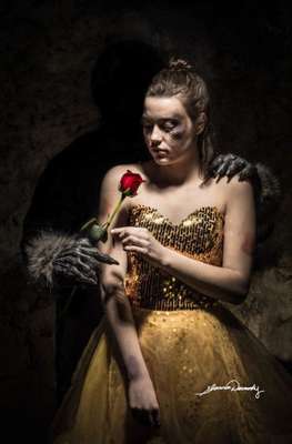 A Bela representa a violência doméstica