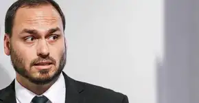 Carlos Bolsonaro engravidou ex-secretária de ministério, diz colunista