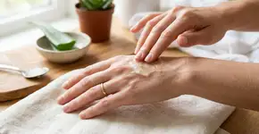 Como usar babosa para restaurar a firmeza da pele das mãos?